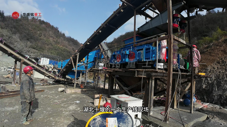 湖北十堰液压对辊破碎机现场 湖北十堰1010液压对辊制砂机铜渣玄武岩料生产现场