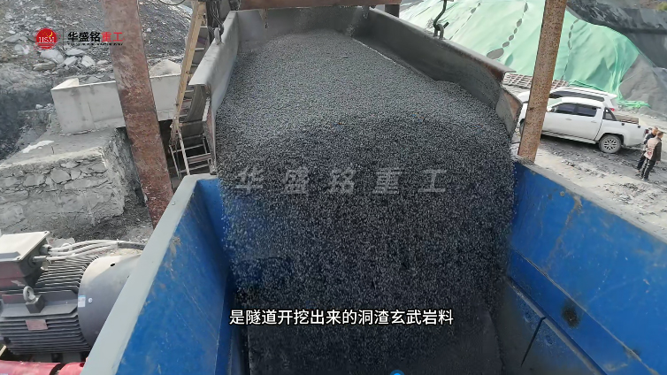 1010型液压对辊破碎机 湖北十堰1010液压对辊制砂机铜渣玄武岩料生产现场