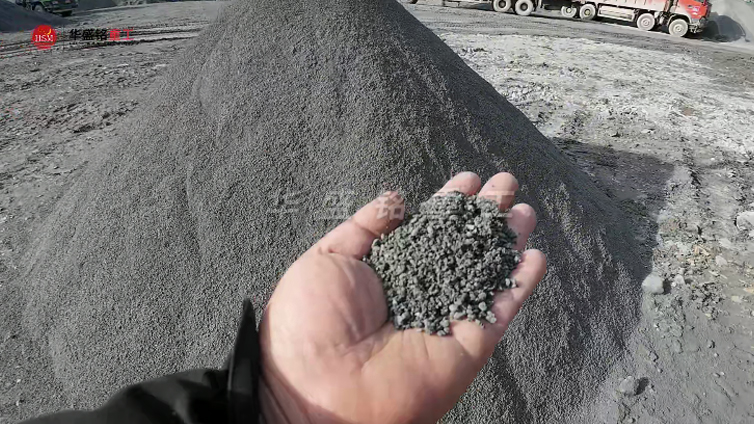 玄武岩用液压对辊破碎机 湖北十堰1010液压对辊制砂机铜渣玄武岩料生产现场